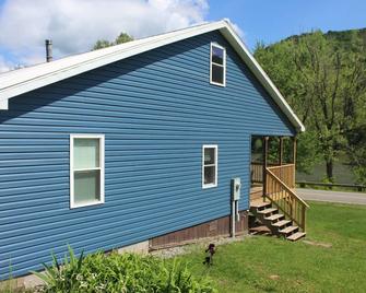 Riverfront Property in NRG National Park near Sandstone Falls- Wi-Fi, Pet-Friendly - Hinton - Edificio