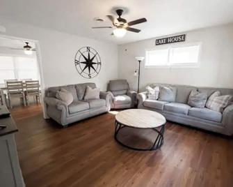 Anchor Down - 3 bed/2 bath Cabin - Scottsboro - Living room