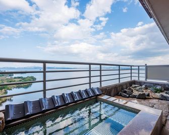 كيو أومي - أوتسو - شرفة