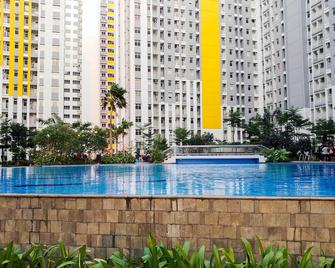 Minimalist Studio Room at The Springlake Apartment Sumarecon Bekasi - Bekasi - Pool