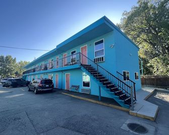 Lakeside Villa & Nordic Spa - Boutique motel with beach access - Penticton - Edificio