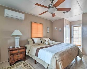Pet-Friendly Auburndale House with Lake Views! - Auburndale - Bedroom