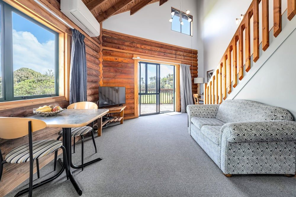 Shining Star Beachfront Accommodation - Hokitika - Living room