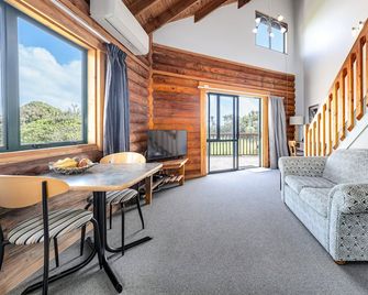 Shining Star Beachfront Accommodation - Hokitika - Living room