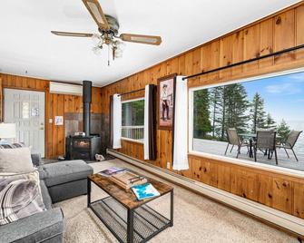 Spectacular lake view! - Knife River - Living room