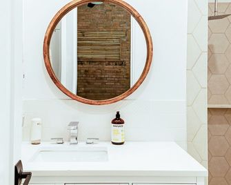 Modern Industrial Suite In Grand Forks - Grand Forks - Bad