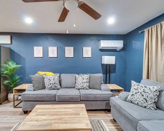 7 Mi to Lake Tangipahoa: McComb Home w/ Deck! - McComb - Obývací pokoj
