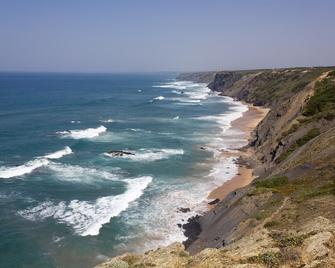 Nice holiday home with terrace, centrally located in Aljezur - Aljezur - Gebäude