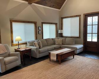 Nash’s cabin in Leitchfield that is Pet Friendly, WIFI, w/ Creek. - Leitchfield - Living room