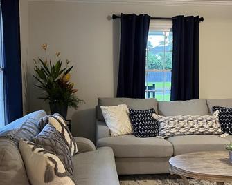 Newly Renovated - Thomasville Getaway - Large Fenced Backyard - Thomasville - Вітальня