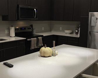 luxury yet comforting oasis in burlington ma - Burlington - Kitchen
