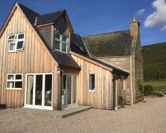 Aberdeen Cottage, Ballater Stunning views inc over the River Dee. 1/4 acre gdn. - Ballater - Gebäude