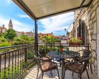 Apartment Nika With Balcony - Funtana - Balkon