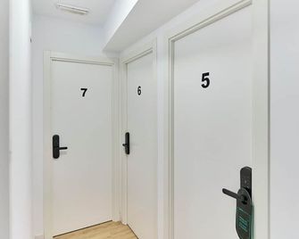 Hostal Carmen by gaiarooms - Salamanca - Hallway