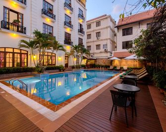 ستيونج سيمريب هوتل - سيم ريب - حوض السباحة