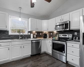 3 Bed/2 Bath Modern 1400 sq ft Home in Quiet Paducah Neighborhood - Paducah - Kitchen