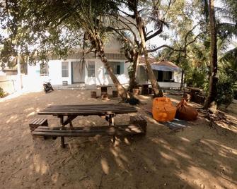 Hangover Hostels Arugam Bay - Pottuvil - Patio