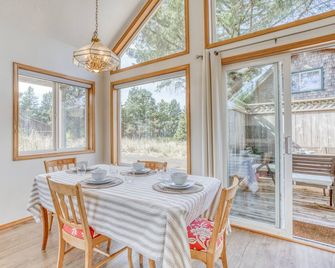 Modern 2 Bed, Outdoor Living, Bonus Loft, near Cape Kiwanda and Pelican Pub! - Pacific City - Comedor