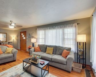 Missouri Escape w/ Furnished Patio, Near Downtown! - Nevada - Huiskamer