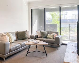 3 Bedroom Modern Central Clayton Living - Clayton - Living room