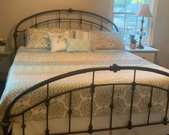 Cozy Apartment Located in Downtown Laurel - Laurel - Bedroom