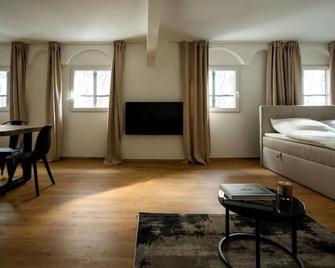 Oldtown Studio Apartment with 2 Bathrooms - Düsseldorf - Living room
