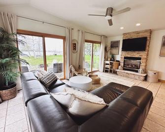 Door county cottage - Sturgeon Bay - Living room