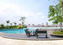 Best Choice And Nice Studio Apartment At Grand Dharmahusada Lagoon - Surabaja - Pool