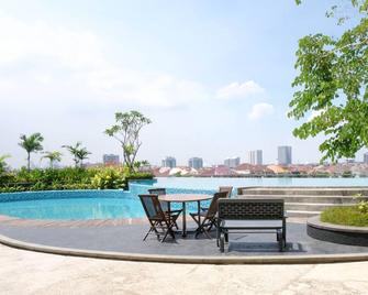 Best Choice And Nice Studio Apartment At Grand Dharmahusada Lagoon - Surabaya - Svømmebasseng