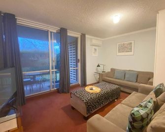 Quiet 2BR Apartment with Garden views in Griffith - Hosted by CanStay - Kingston - Pokój dzienny