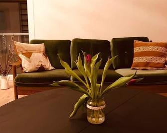 Charmantes Loft mit ganz besonderem Flair - Friedrichshafen - Wohnzimmer