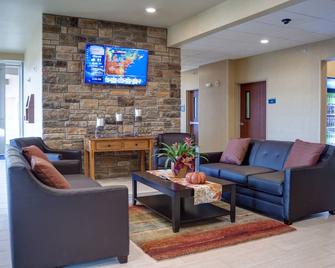 Cobblestone Hotel and Suites - Jefferson - Jefferson - Living room