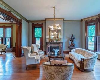 Take 5 Rendezvous at Hoffman House Fairbury-Entire Home - Fairbury - Living room