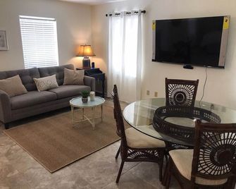 The Sea Turtle at Riverwalk Cottages Unit 202A - Carrabelle - Sala de estar