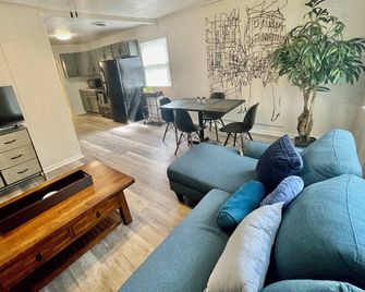 Urban Home near 80/94 - Hammond - Living room