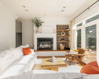 Stunning Designer Home adjacent to the Harpeth River just outside of Nashville. - Kingston Springs - Sala de estar