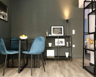 Industrial Design Bungalow 2 Min To Center Wifi - Mytilini - Eetruimte