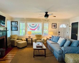 Downtown Greer Cottage Walk To Downtown! - Greer - Living room