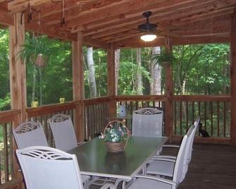 Private Lakefront Log Cabin - Roxboro - Balkón