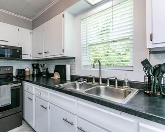 Sunset Cottage - 2 King beds! Downtown Glen Carbon - Glen Carbon - Cocina