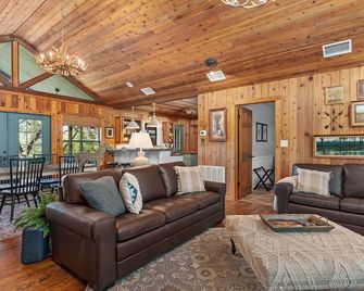 Frio Riverfront Home with Bunk House! - Leakey - Living room
