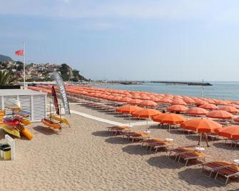 Green Garden Camping Village - Sirolo - Пляж