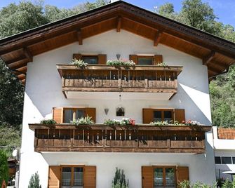 Quiet apartment with free parking on the property - Klausen - Gebäude