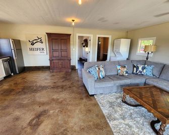 Dairy Barn Charm - Close to SFA and Nacogdoches with Country Quiet - Nacogdoches - Soggiorno
