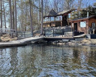 Beautiful south facing lakefront cottage with sauna & hot tub on Big Cedar Lake! - Woodview - Edificio