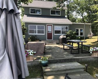 Beautiful lake front 4 Bedroom, Private Drive, Hill Top Views, Sandy swim area - Shelbyville - Patio