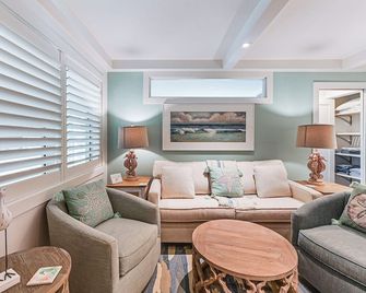 Coastal Downtown Naples Condo - Walk to the Beach! - Naples - Vardagsrum