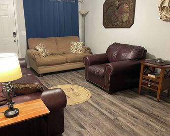 Aimee's Place- Comfy and Close to Everything! - Moore - Obývací pokoj
