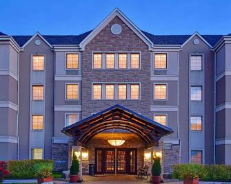 Stay Comfortably in a Pet-Friendly Suite with Swimming Pool Near Attractions - Markham - Building
