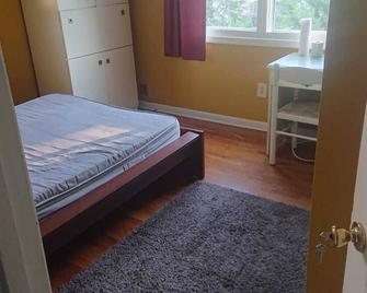 Cozy College Town Accommodation for family of 3 planning to relocate to DMV - College Park - Bedroom